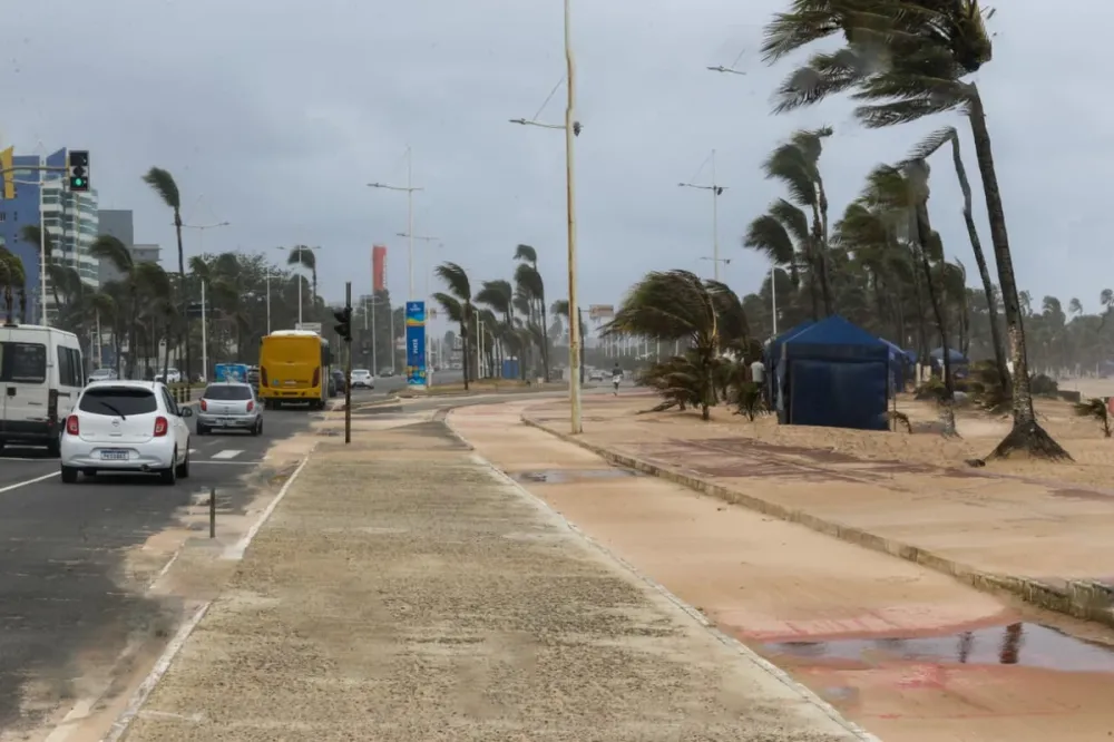 Inmet emite alerta de chuvas para Salvador e mais de 130 cidades baianas