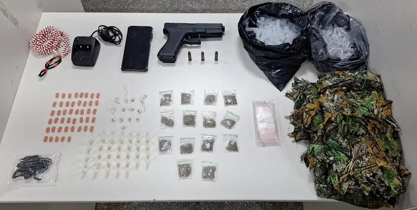 PM apreende simulacro de arma de fogo, drogas e munições em Dias d’Ávila