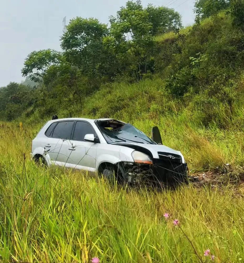 Motorista perde controle da direção e capota na BA-093, em Mata de São João, durante forte chuva