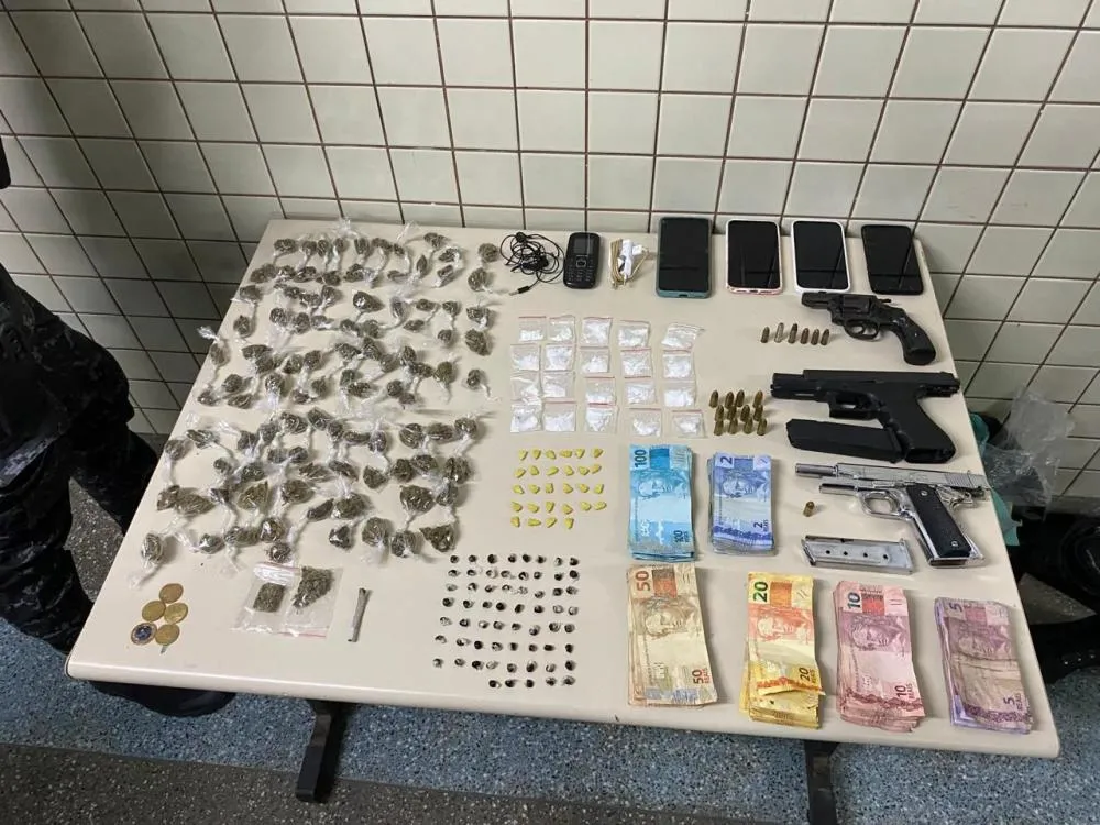 Operação da BPATAMO termina com apreensão de armas e drogas em Catu de Abrantes