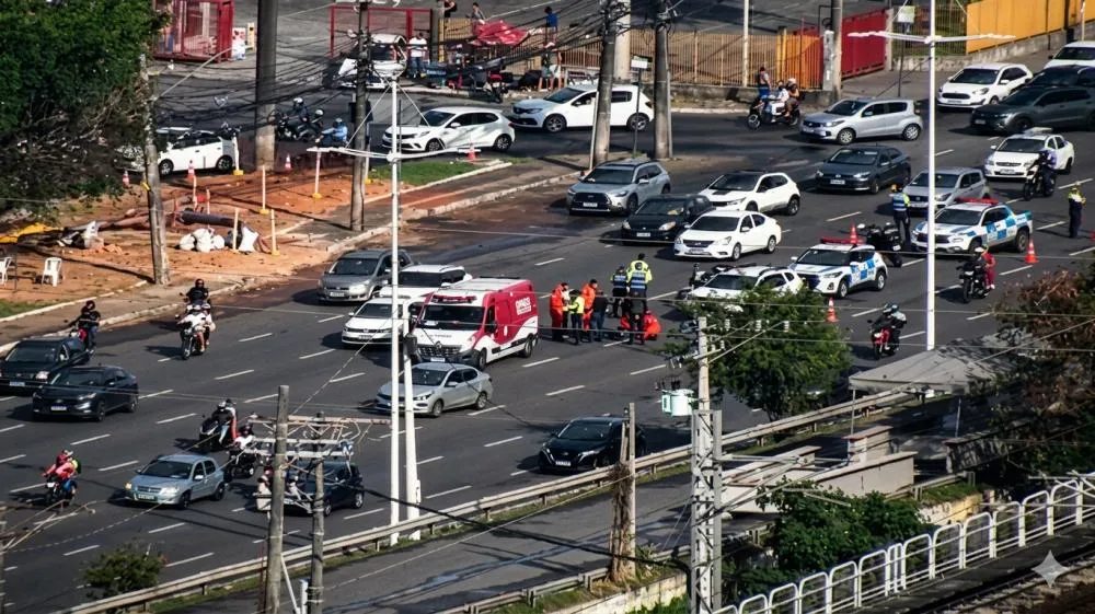Mulher de 31 anos morre em acidente com moto ao tentar fugir de assalto na avenida Paralela