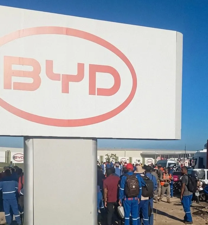 Trabalhadores da construção civil paralisam obras da fábrica chinesa BYD em Camaçari nesta sexta (08)
