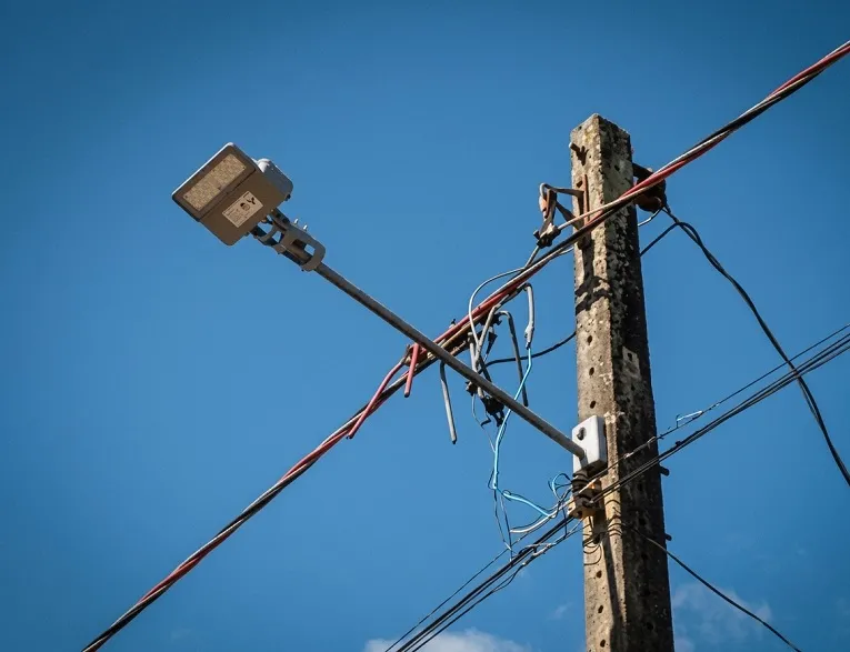 Prefeitura de Dias d’Ávila substitui mais de 4 mil lâmpadas comuns por LED