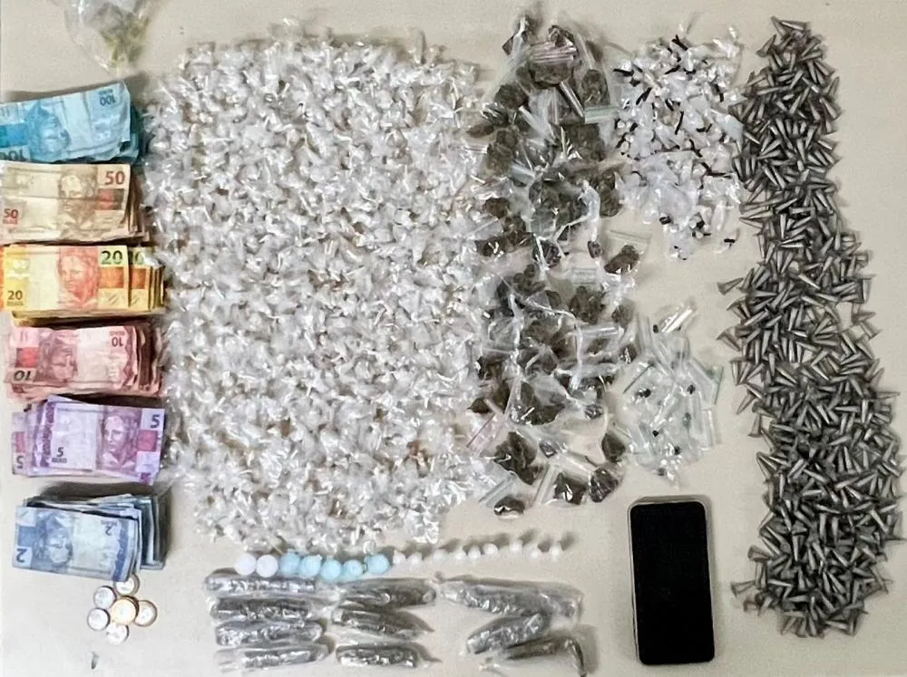Veículo com restrição de roubo é recuperado pela PM em Camaçari; suspeito é preso com cerca de 1.500 porções de drogas