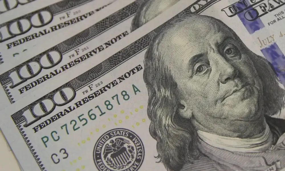 Dólar fecha abaixo de R$ 4,90 pela primeira vez desde 2024 e Bolsa encerra em alta
