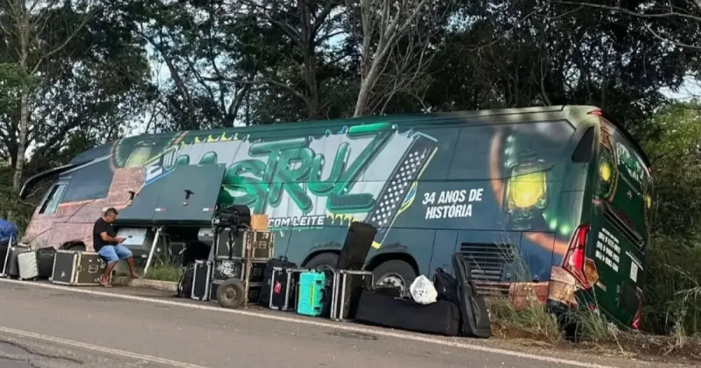 Ônibus da banda Mastruz com Leite sofre acidente na BR-226 no Maranhão