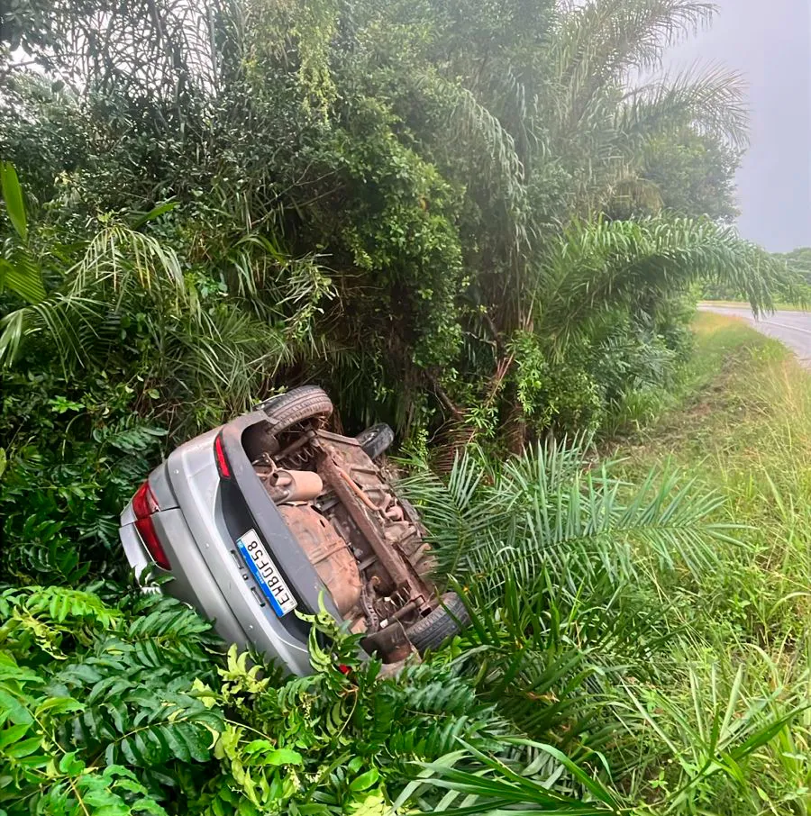 Carro capota na Linha Verde durante forte chuva próximo a Praia do Forte
