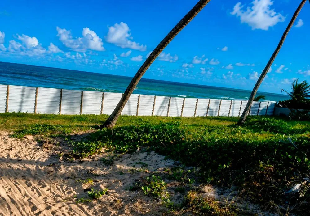 Justiça determina derrubada de muro que bloqueava acesso à praia em Barra de Jacuípe