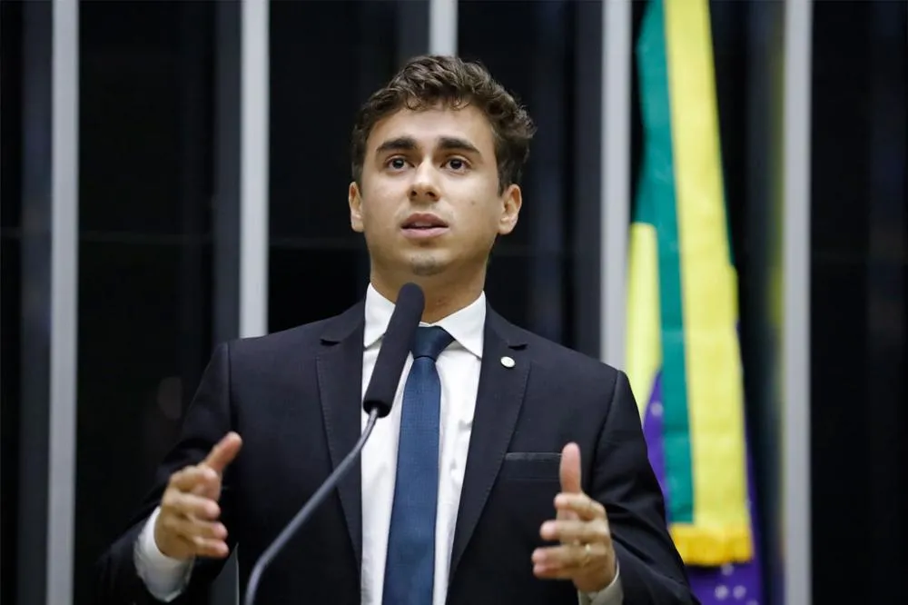 Nikolas Ferreira divulga marca de chinelo 'Pé Direito' após polêmica com Havaianas