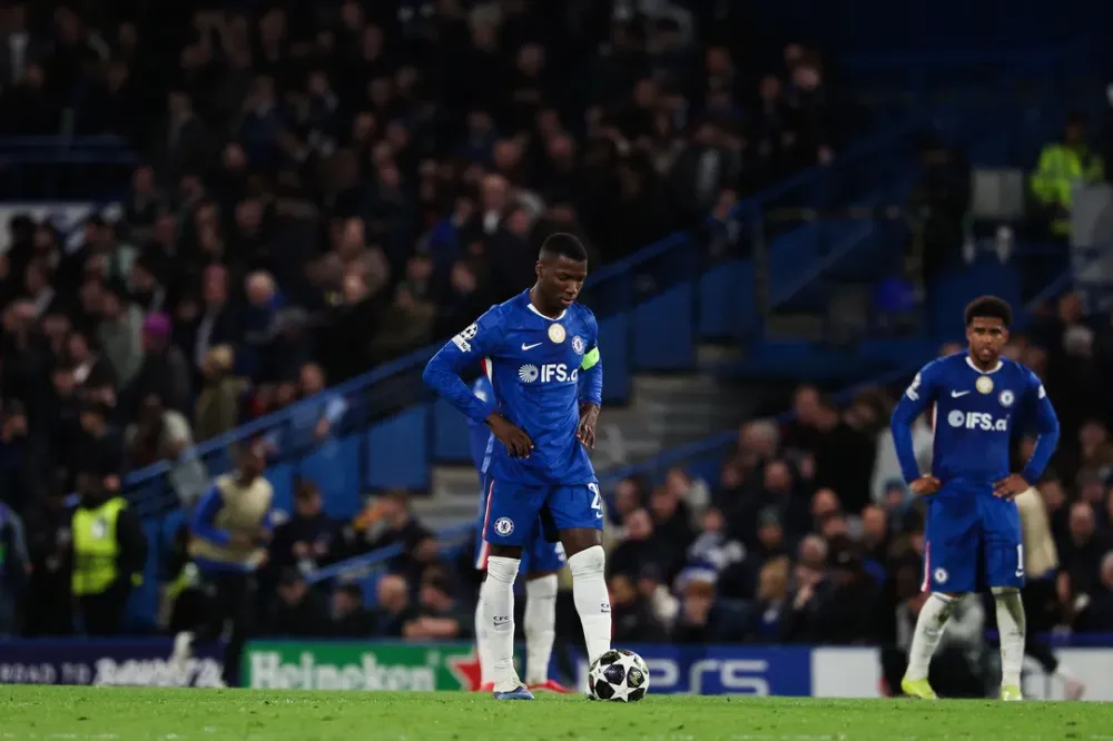 Chelsea avalia técnico brasileiro para assumir comando em 2026/27