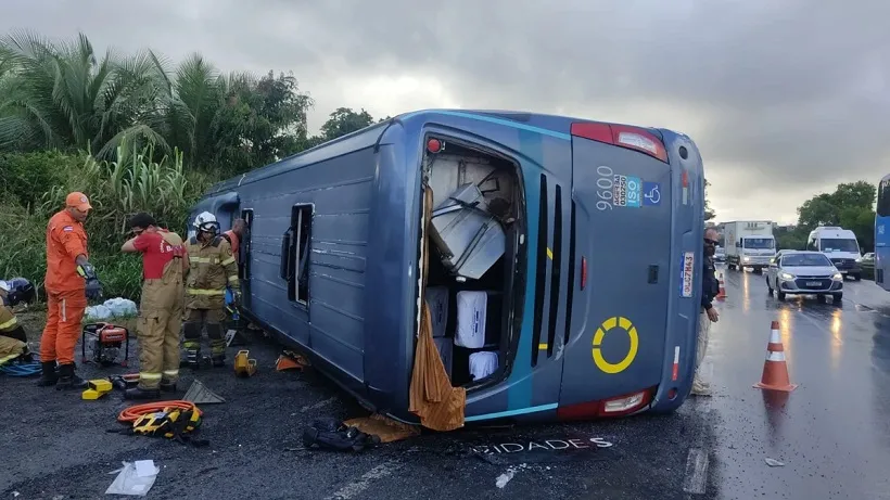 Ônibus a caminho do Polo de Camaçari tomba, deixa um morto e quatro feridos em Simões Filho