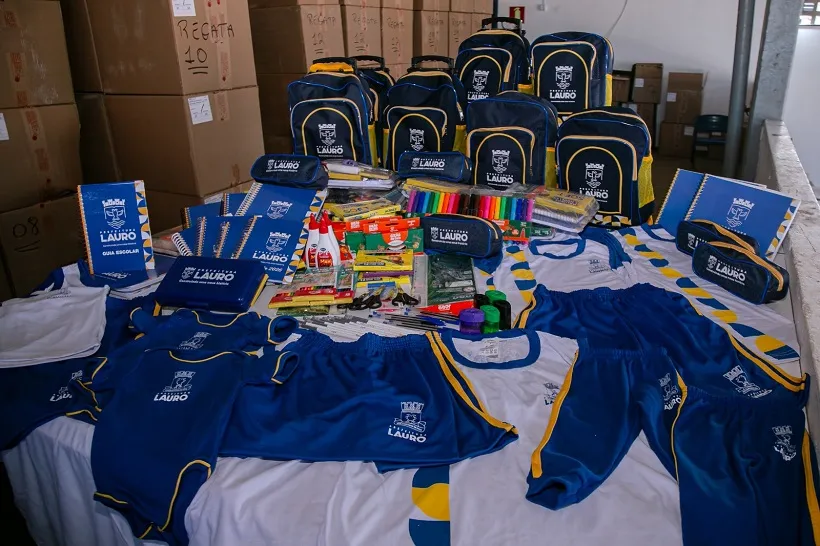 Prefeitura de Lauro de Freitas realiza entrega de fardamento e kits escolares para mais de 25 mil alunos da rede municipal