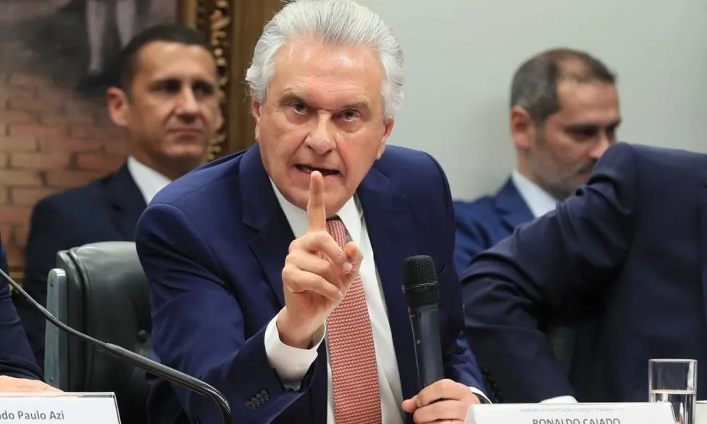 Caiado cobra explicações de Flávio Bolsonaro sobre pedido de dinheiro a dono do Banco Master
