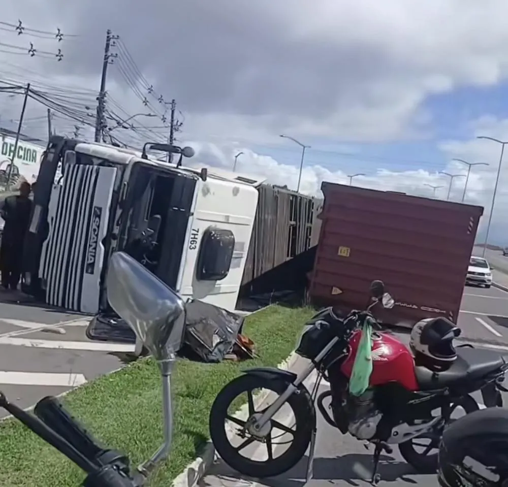 Carreta tomba no Viaduto do Trabalhador e causa lentidão no trânsito em Camaçari