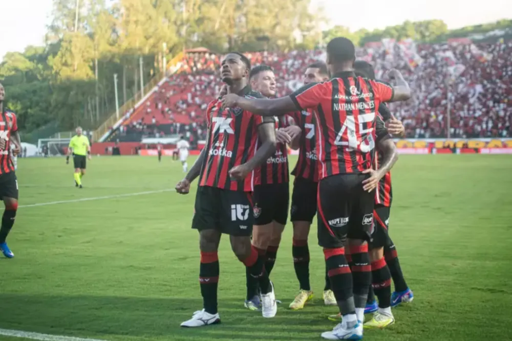Jogador do Vitória é citado em polêmica com cartão de crédito do Corinthians