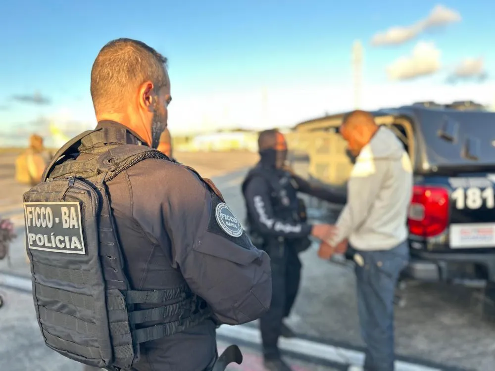 Chega a Salvador casal líder de facção capturado pela Polícia da Bahia na Bolívia