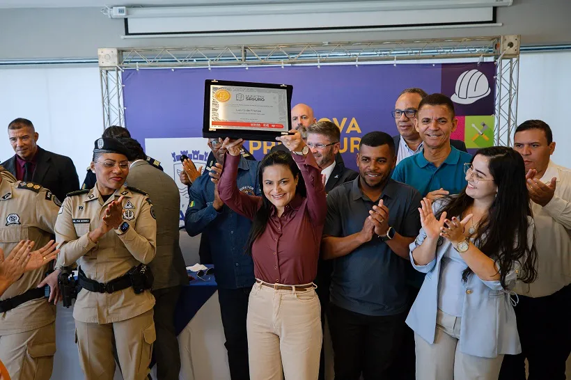 Prefeita Débora Régis recebe selo “Compromisso por um Município Seguro 2026” em Lauro de Freitas