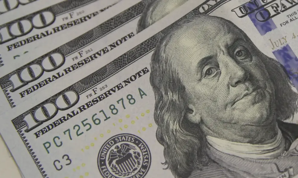 Dólar sobe a R$ 5,06, e bolsa cai com tensão global e ruído político
