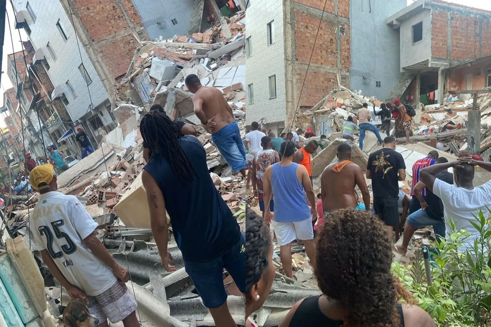 Imóvel de quatro andares desaba e deixa um morto em Salvador