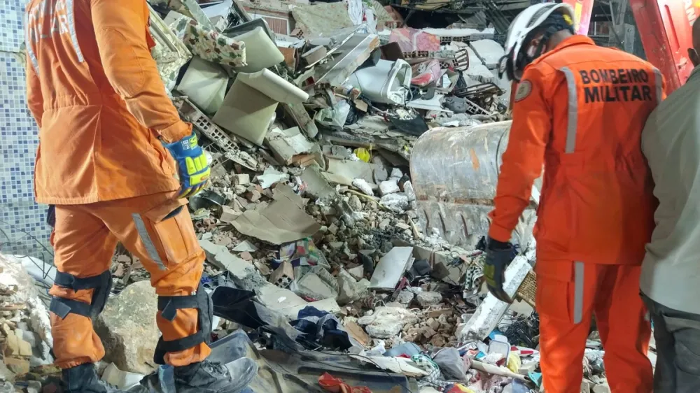 Sobe para três o número de mortos após desabamento de prédio em Salvador