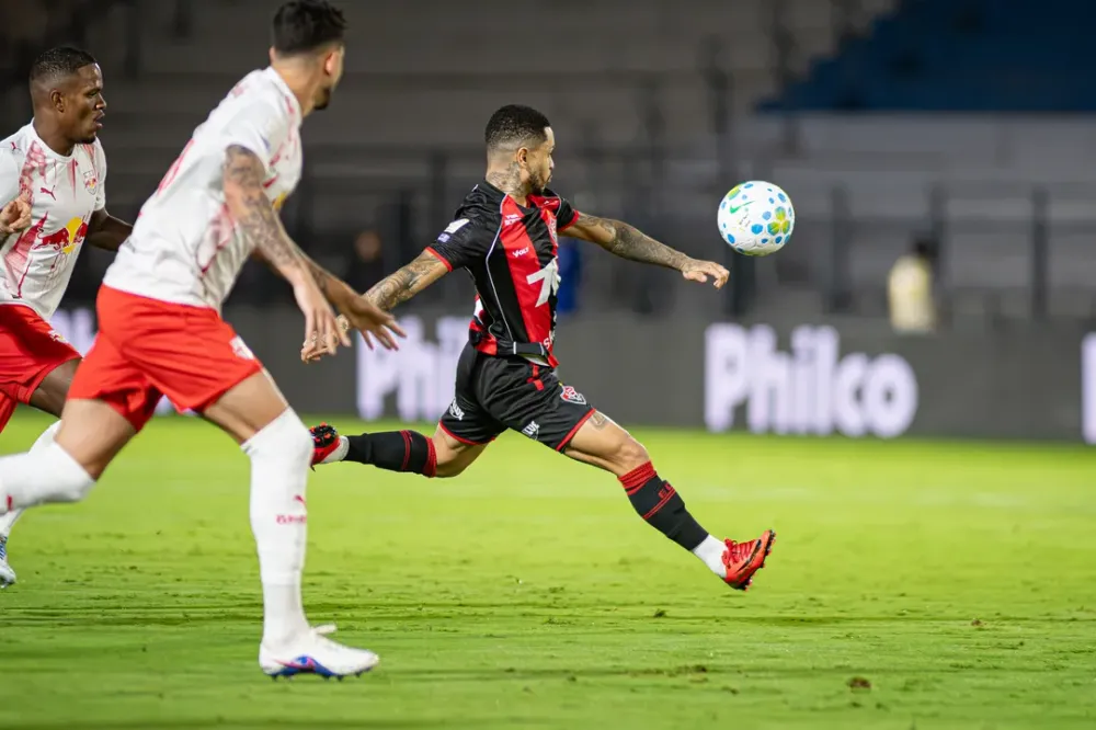Com gol de goleiro, Vitória perde para Bragantino por 2 a 0