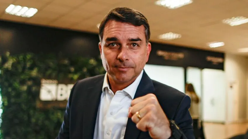 Flávio Bolsonaro busca apoio do mercado após crise do Banco Master