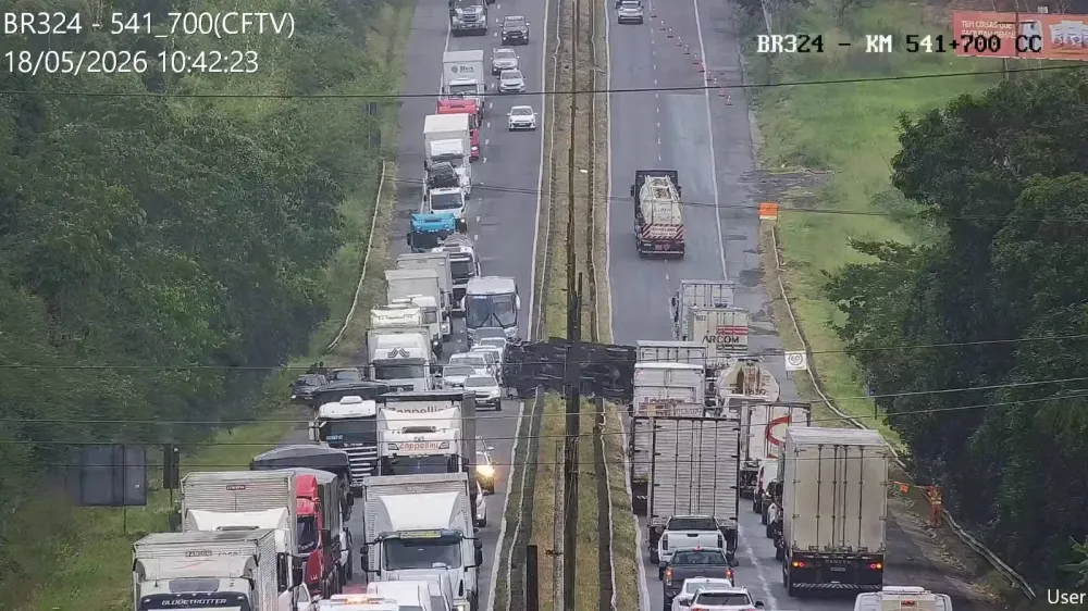 Trecho da BR-324 é interditado parcialmente nos dois sentidos após acidente