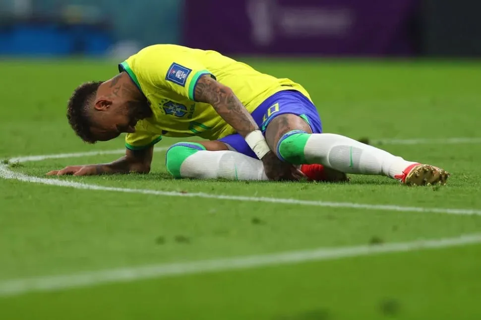 A menos de um mês da Copa, edema em Neymar deixa CBF em alerta