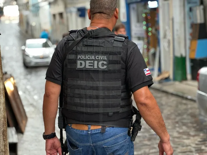 Polícia Civil cumpre mandado de prisão preventiva contra pintor tribal investigado por extorsão de turista em Salvador