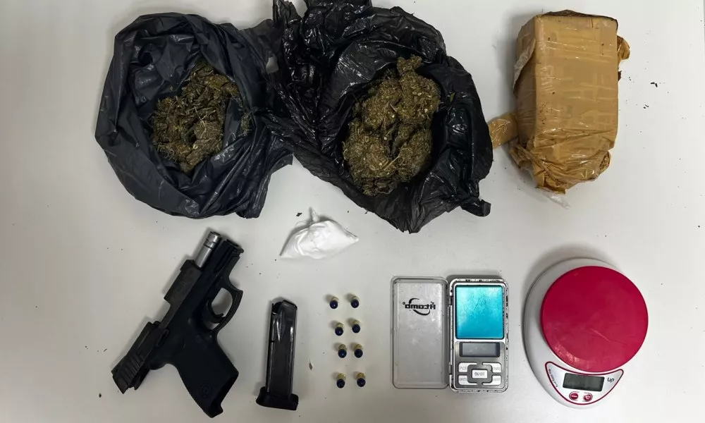 Suspeito é preso com pistola e drogas no Parque Real Serra Verde, em Camaçari