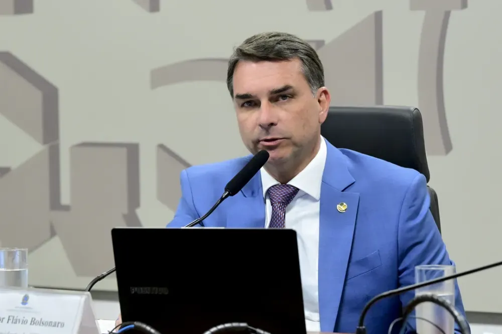 Flávio Bolsonaro planeja duas visitas à Bahia em junho