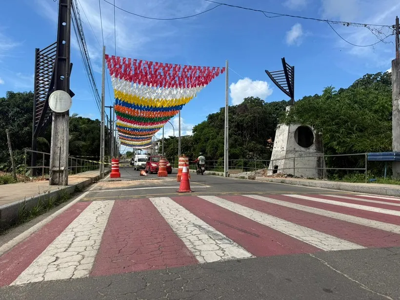 Trânsito terá mudanças temporárias no Entroncamento de Mata de São João por causa de obras do pórtico da cidade