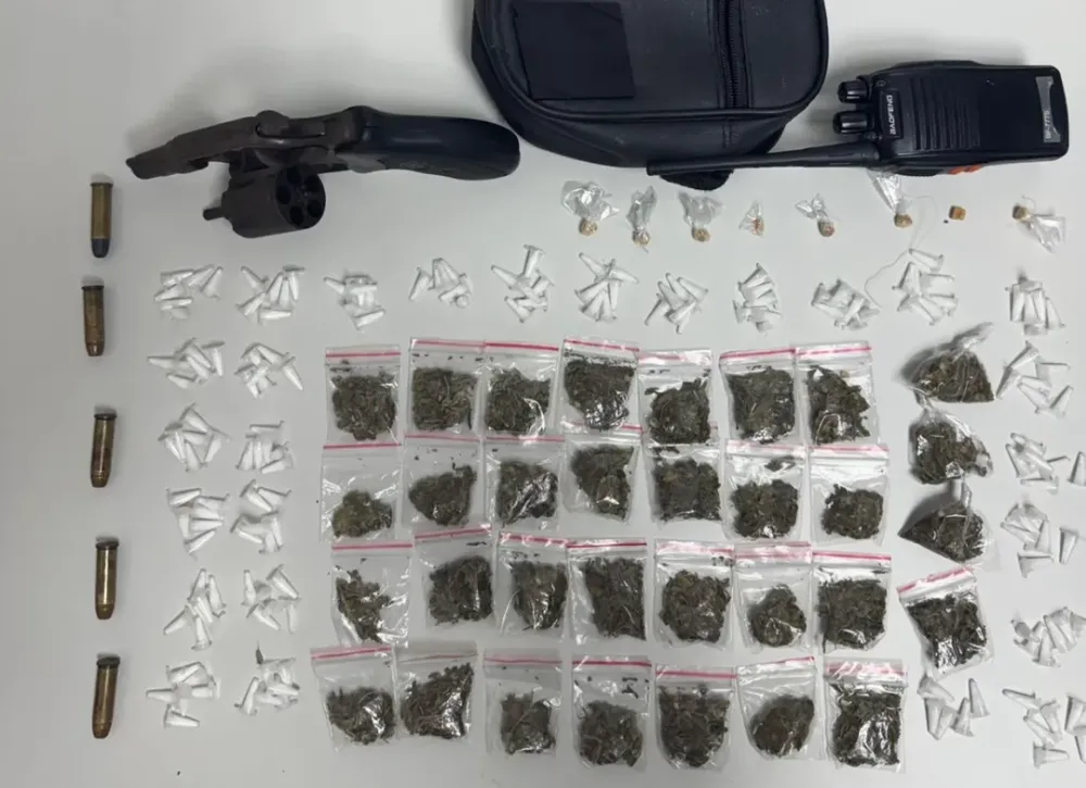 Suspeito é preso com arma e drogas durante ação da PM em Camaçari