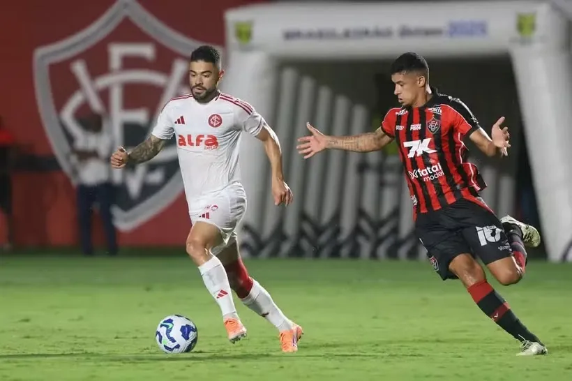 Vitória enfrenta o Internacional neste sábado (23), no Barradão, em confronto direto na tabela