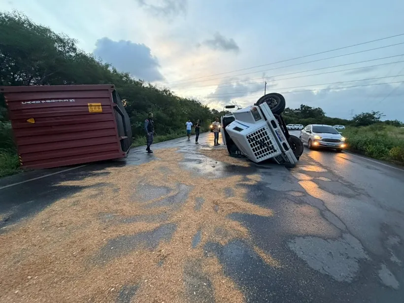 Carreta com contêiner tomba próximo à Bracel, no Polo Petroquímico de Camaçari