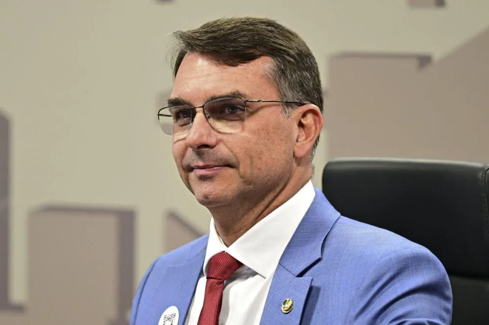 Em meio à crise, Flávio Bolsonaro embarca para encontro com Trump