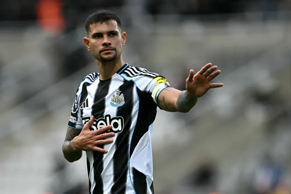Bruno Guimarães tranquiliza torcida após deixar jogo com dores