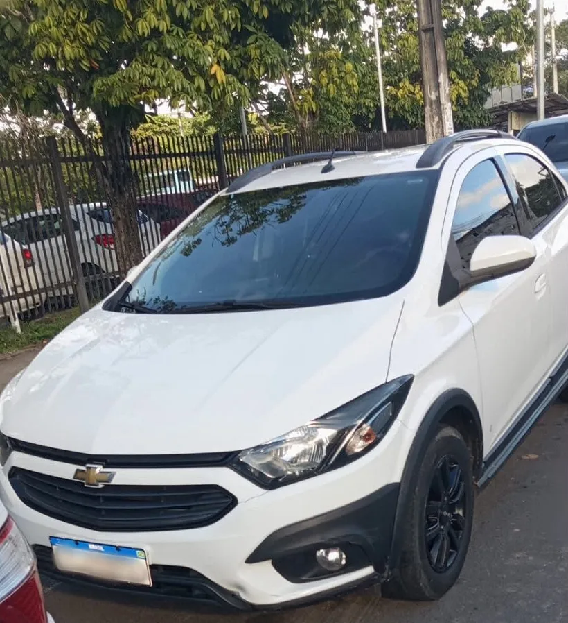 Homem é preso com carro roubado e sinais adulterados no bairro Ponto Certo