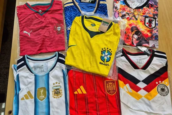 Receita Federal apreende 22 toneladas de camisas falsas de seleções e clubes de futebol