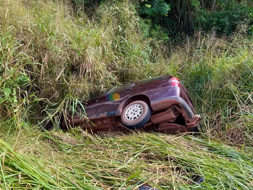 Motorista perde controle de veículo e cai em vala na BA-093, em Mata de São João