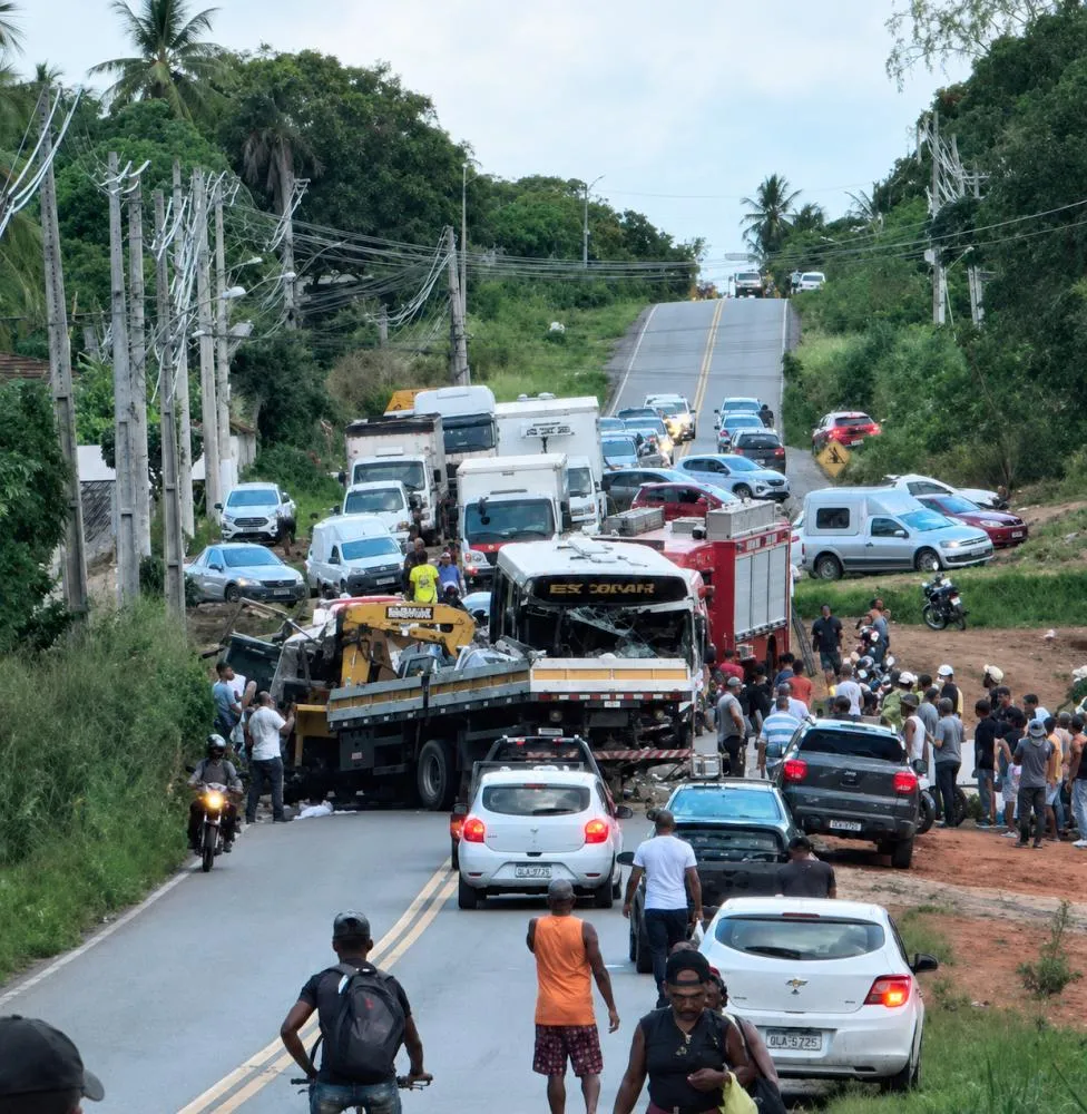 Colisão grave entre ônibus e caminhão deixa motorista preso às ferragens na Estrada da Cascalheira