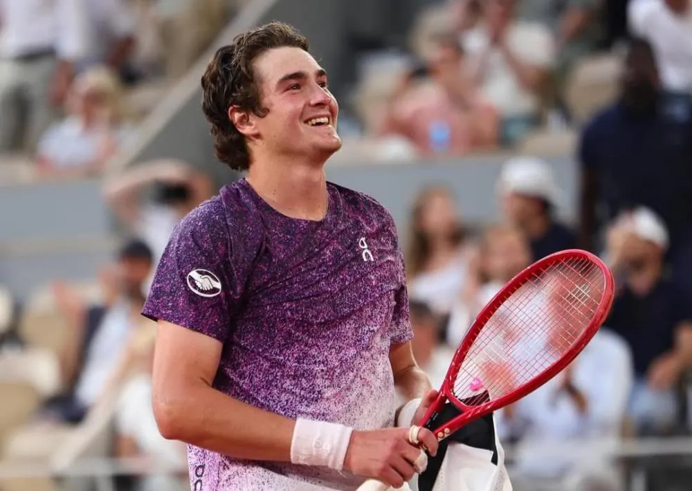 João Fonseca vence Djokovic de virada e alcança maior resultado da carreira em Roland Garros