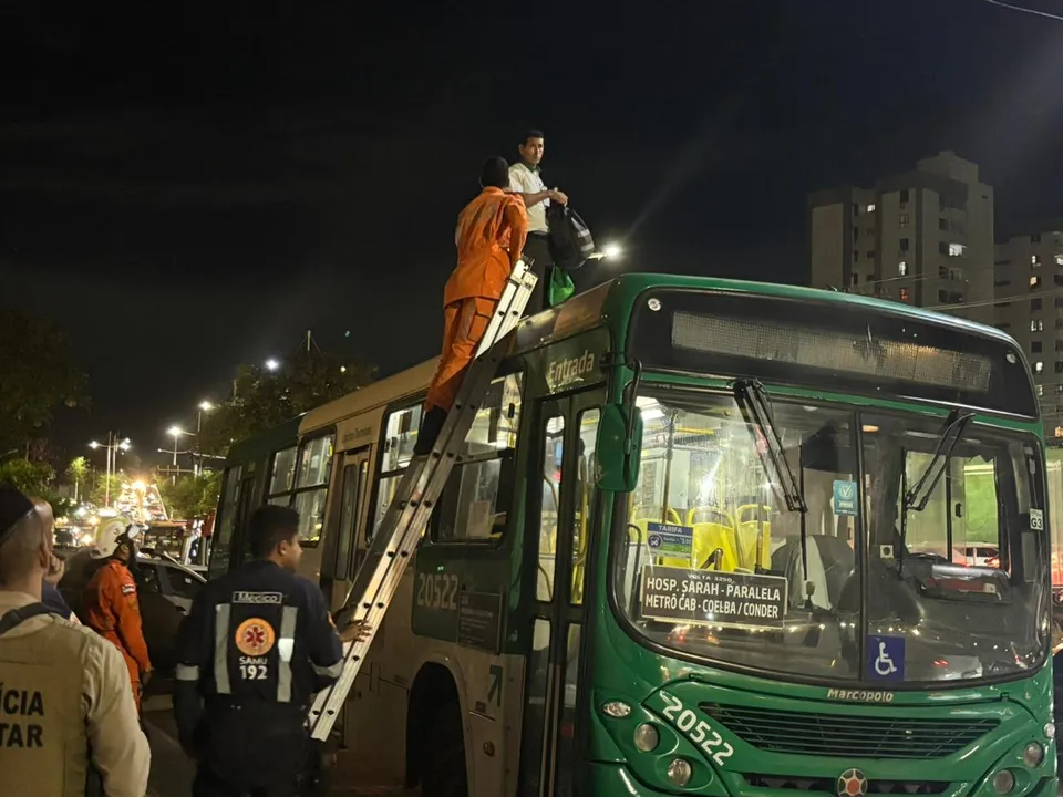 Rodoviário sobe em teto de ônibus durante protesto e mobiliza equipes de resgate em Salvador