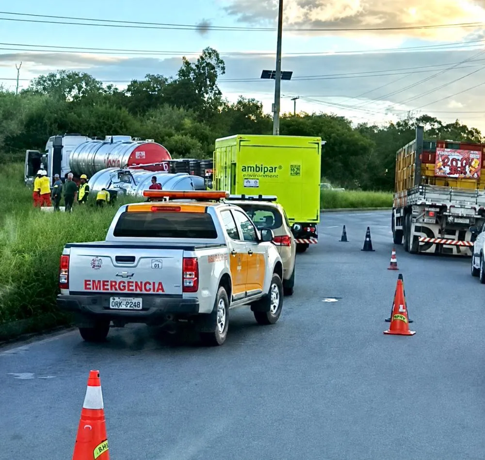 Após uma semana, mais uma carreta tomba em rotatória da Bracell no Polo