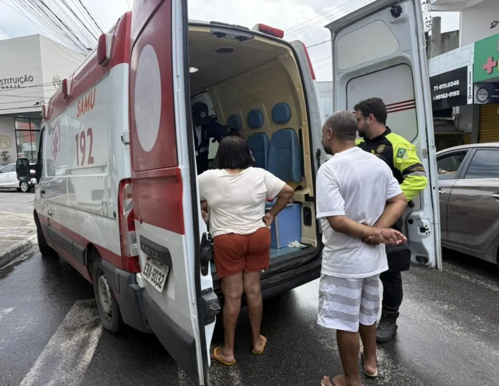 Idoso fica ferido após ser atropelado por motocicleta na Avenida Concêntrica, em Camaçari