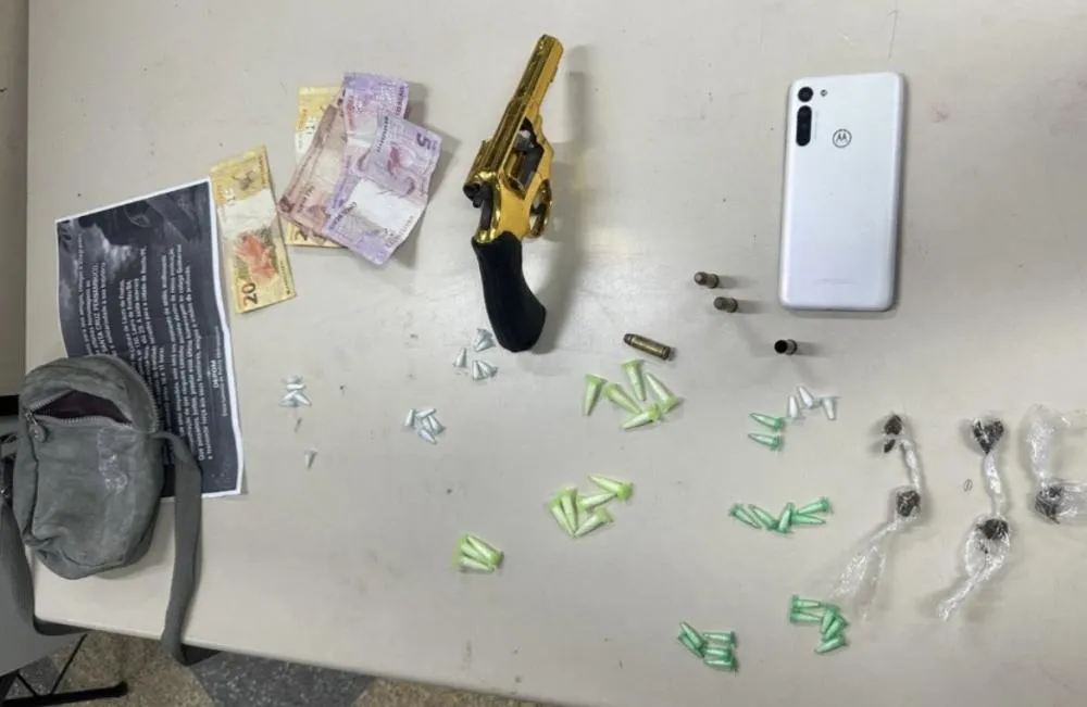 PM apreende drogas e arma de fogo durante ação policial em Itinga, em Lauro de Freitas