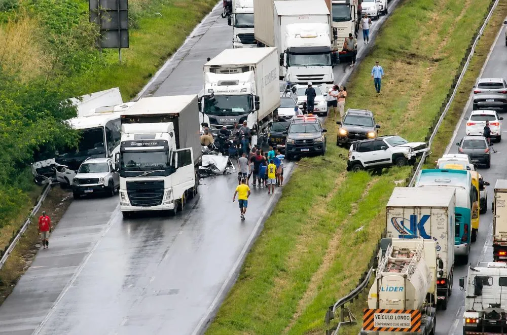 Acidente envolvendo seis veículos deixa dois homens feridos na BR-324 