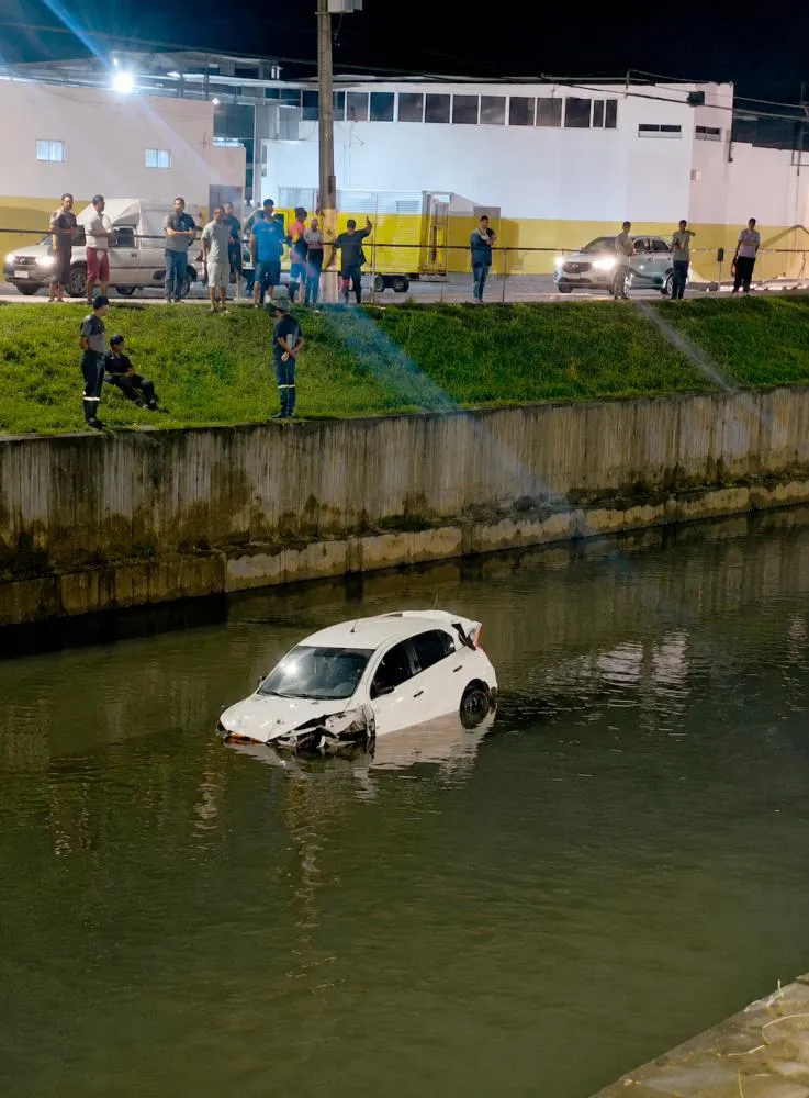 Carro cai em córrego após motorista perder controle da direção em Lauro de Freitas