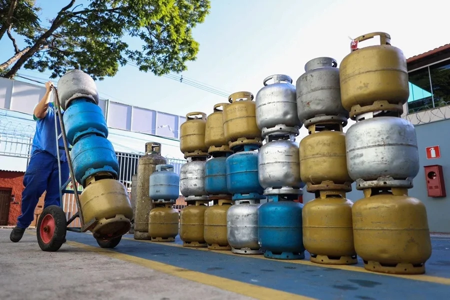Gás de cozinha tem reajuste de quase 10% na Bahia e botijão pode ficar até R$ 10 mais caro