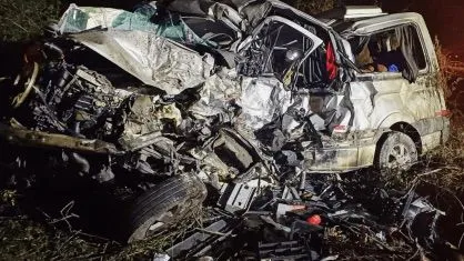 Acidente entre van e caminhão na BR-116 deixa 16 mortos e quatro feridos na Bahia